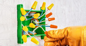 Como fazer emenda elétrica com conector de torção Crimper?